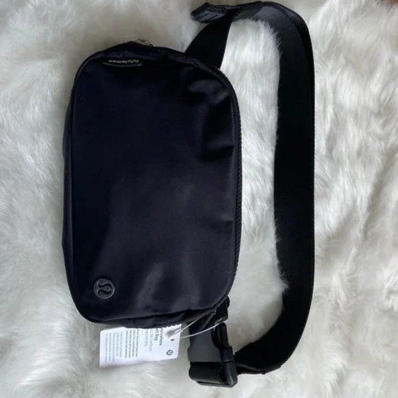 lululemon athletica Handbags - Lululemon Everywhere Belt Bag 1L New Black